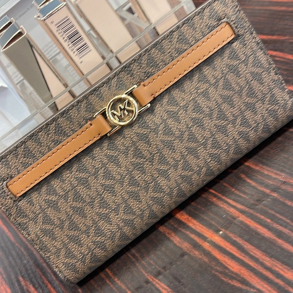 Michael Kors Reed Large Bifold Signature Snap Wallet Card Case 
Brown 
NWT - Picture 2 of 16
